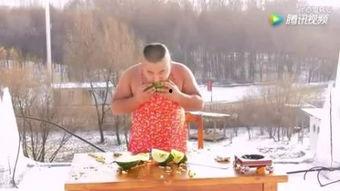 光着膀子吃瓜,光膀子吃瓜，畅享清凉时光